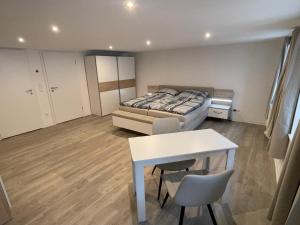 Postel nebo postele na pokoji v ubytování Schwarzwald-Apartments-Vogel + 8 fotografií