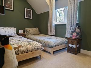 En eller flere senge i et værelse på 3 Bed in Fairford oc-r34367