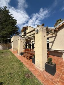 ein Haus mit einem Backsteinsteg davor in der Unterkunft Gran Casa con Piscina in Ciudad Lujan de Cuyo