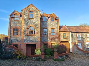 Bygningen som feriehuset ligger i + 14 billeder