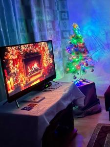 TV a/nebo společenská místnost v ubytování Przytulne Apartamenciki tuż przy Termach i Parku, nieopodal szlak na Turbacz, GPN, KGP