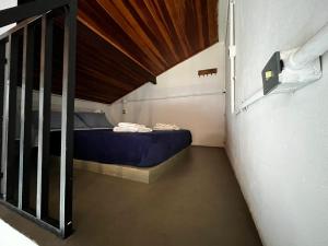 a small bedroom with a blue bed in a room at Casa igba in Rio de Janeiro