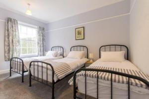 twee bedden in een kamer met een raam bij 7 Bed in Matlock Bath oc-n34368 in Cromford