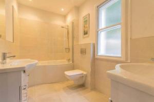 een badkamer met een wastafel, een toilet en een ligbad bij 7 Bed in Matlock Bath oc-n34368 in Cromford +14 foto's