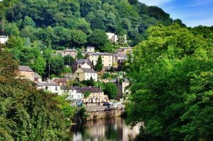een stad naast een rivier in een bergachtig gebied bij 7 Bed in Matlock Bath oc-n34368 in Cromford