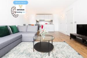 un salon avec un canapé et une table dans l'établissement Brindley 2BDR Apartment By Emporium Property Management Short Lets & Serviced Accommodation Birmingham On The 15th Floor Offering Panoramic City Views With Free WiFi, à Birmingham