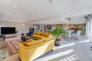 een woonkamer met gele banken en een televisie bij 5 Bed in Spean Bridge oc-t34246 in Spean Bridge