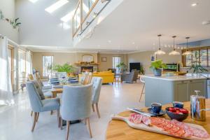 een keuken en woonkamer met een tafel en stoelen bij 5 Bed in Spean Bridge oc-t34246 in Spean Bridge