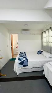 ein Schlafzimmer mit einem großen Bett in einem Zimmer in der Unterkunft Pousada Zen in Angra dos Reis