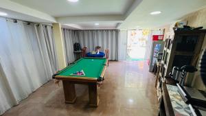 ein Wohnzimmer mit einem Billardtisch darin in der Unterkunft Pousada Zen in Angra dos Reis