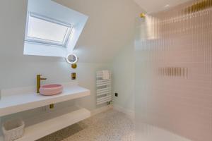 een witte badkamer met een wastafel en een raam bij 5 Bed in Spean Bridge oc-t34246 in Spean Bridge +40 foto's