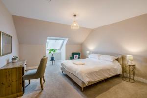 een slaapkamer met een bed, een bureau en een stoel bij 5 Bed in Spean Bridge oc-t34246 in Spean Bridge