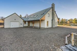 een schuur met een garage en een oprit bij 5 Bed in Spean Bridge oc-t34246 in Spean Bridge