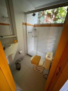 Un baño con ducha, inodoro y lavabo. en Casa igba, en Río de Janeiro 38 fotos más