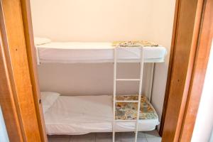 um pequeno quarto com dois beliches em Ground-floor haven just 350mt from the beach em Eraclea Mare