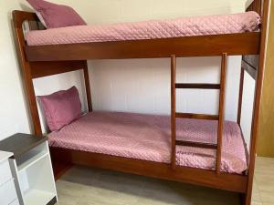 quelques lits superposés dans une chambre dans l'établissement Sitio Recanto dos Passáros, à Caçapava 42 autres photos