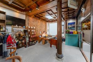 a room with a table and chairs in a room at 古城区瑾琳客栈 in Lijiang