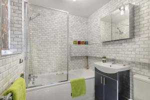 Et badeværelse på 2 Bed in Kessingland oc-b30501