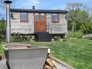 een klein huisje in een tuin met een hek bij 1 Bed in Masbury oc-l32718 in Oakhill