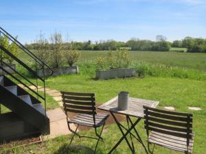 twee stoelen en een tafel in een tuin met een veld bij 1 Bed in Masbury oc-l32718 in Oakhill