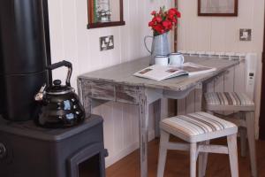 een tafel in een keuken met een fornuis en een tafel met een waterkoker bij 1 Bed in Masbury oc-l32718 in Oakhill