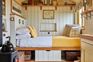 En eller flere senge i et værelse på 1 Bed in Masbury oc-t32717