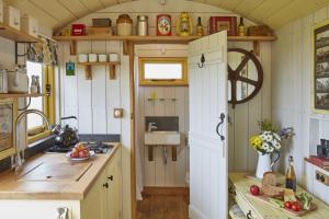 Køkken eller tekøkken på 1 Bed in Masbury oc-t32717