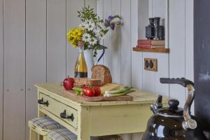 Køkken eller tekøkken på 1 Bed in Masbury oc-t32717