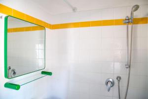 een badkamer met een spiegel en een douche bij Apartment in pine forest near the beach in Eraclea Mare