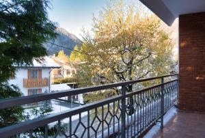 un balcone con vista su una strada di Terrazza Alpina in centro Barzio a Barzio