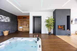 Billede fra billedgalleriet på Villa Valpinia for 8 people in Labin - Rabac with 40 m2 heated pool, indoor jacuzzi & sauna i Martinski