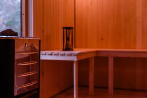 un tavolo con un frullatore in cima ad esso in una stanza di Warmania-Warmia - balia, sauna, SPA a Międzylesie Altre 37 foto