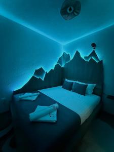 une chambre avec un lit sur lequel sont peintes des montagnes dans l'établissement Villa Golden View TD Sarajevo, 