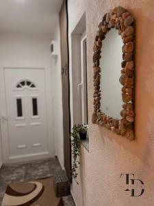 un miroir sur un mur à côté d'une porte dans l'établissement Villa Golden View TD Sarajevo, 