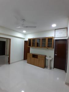 una cocina vacía con lavabo y aseo en Chiakunja, en Sekerkalsi