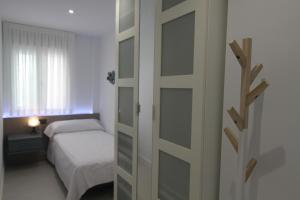 1 dormitorio con una puerta que conduce a una cama en Alameda 16 Apartment Beach Old Town, en Benidorm