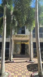 eine Gruppe von Palmen vor einem Gebäude in der Unterkunft Stay at The Villages in Sampong