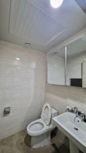 ein Badezimmer mit Toilette und Waschbecken in der Unterkunft Stay at The Villages in Sampong