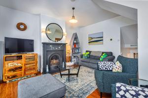 ein Wohnzimmer mit Sofa und Kamin in der Unterkunft Finest Retreats - No 3 Sandside in Whitby