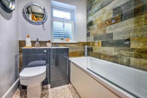 ein Badezimmer mit Toilette, Badewanne und Waschbecken in der Unterkunft Finest Retreats - No 3 Sandside in Whitby + 22 Fotos