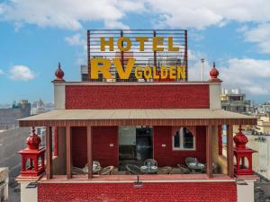 een rood gebouw met een bord van Hotel Rover erop. bij HOTEL RV GOLDEN 50 MTR FROM Golden temple in Amritsar