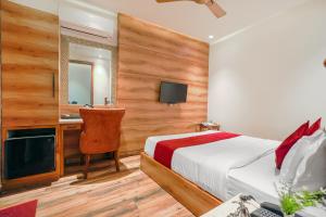 een slaapkamer met een bed, een bureau en een spiegel bij HOTEL RV GOLDEN 50 MTR FROM Golden temple in Amritsar