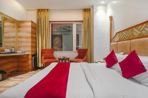 een slaapkamer met een groot bed met rode kussens bij HOTEL RV GOLDEN 50 MTR FROM Golden temple in Amritsar +48 foto's