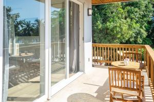 um pátio com uma mesa e cadeiras num alpendre em West Ends Best Kept Secret The Comfy Sloth em West End