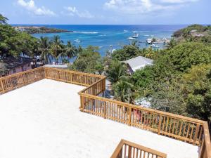 uma varanda com vista para o oceano em West Ends Best Kept Secret The Comfy Sloth em West End