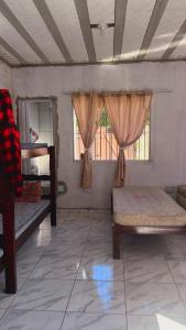 Camera con 2 letti a castello e 2 finestre di casa na praia a Itanhaém Altre 6 foto