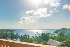 uma vista do oceano de uma varanda em West Ends Best Kept Secret The Comfy Sloth em West End mais 18 fotografias