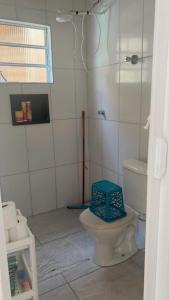 bagno con servizi igienici e cabina blu di casa na praia a Itanhaém