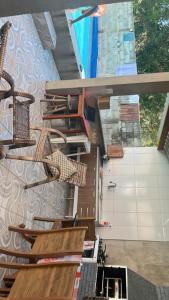 una stanza con tavoli e sedie su una parete di casa na praia a Itanhaém