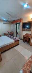 Ένα ή περισσότερα κρεβάτια σε δωμάτιο στο The Byke - Sun Hotel Hardiwar